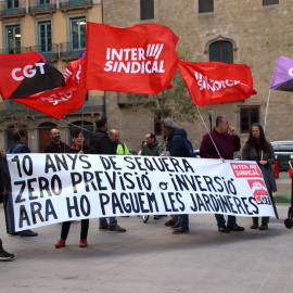 Un grup de treballadors de Parcs i Jardins a la plaça Sant Miquel