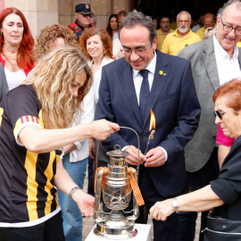 El president del Parlament, Josep Rull, rebent la Flama del Canigó, a les portes del Parlament.