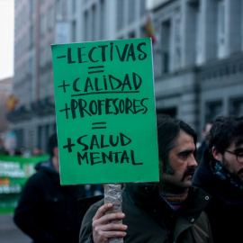 09/04/2024 Dos personas sostienen un cartel durante una manifestación por una educación pública y de calidad, a 27 de febrero de 2024, en Madrid.