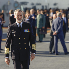 El rey Felipe VI visita el portaaeronaves Juan Carlos I, este domingo durante su visita a Tallin (Estonia).