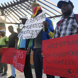 Alrededor de medio centenar de personas se han concentrado en Melilla con motivo del segundo aniversario de la "tragedia" del 24J, a 23 de junio de 2024.