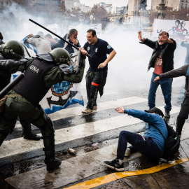 Enfrentamientos entre Policía y manifestantes en Buenos Aires durante el debate en el Senado de la Ley de Bases de Javier Milei.