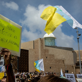 Una persona sujeta un cartel de protesta durante una manifestación contra el modelo turístico, a 20 de abril de 2024, en Las Palmas de Gran Canaria, Gran Canaria, Canarias (España).