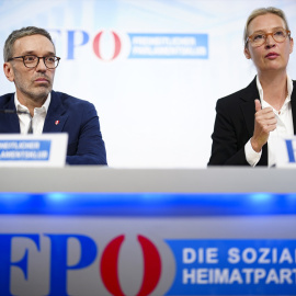 Alice Weidel (derecha), líder del grupo parlamentario AfD, participa en una rueda de prensa conjunta con Herbert Kickl, líder del FPOe.