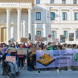 Decenas de personas durante una manifestación para denunciar la sequía, a 19 de abril de 2024, en Madrid (España).