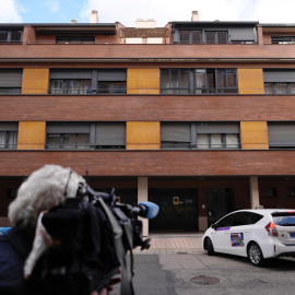 Un cámara de televisión graba el edificio en el que vivía la mujer de 31 años que falleció la noche del pasado miércoles tras precipitarse desde un tercer piso en Valladolid, a 22 de septiembre de 2023