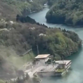 Captura de un vídeo captado por los Bomberos italianos de la central hidroeléctrica que ha sufrido la explosión, cerca de la ciudad de Bolonia.