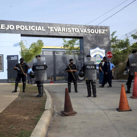 Imagen de archivo.  Varios agentes antidisturbios en las afueras de la Dirección de Auxilio Judicial Complejo Policial Evaristo Vásquez, en Managua.