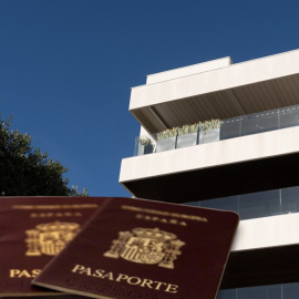 Fachada de una vivienda, a 8 de abril de 2024, en Barcelona, Catalunya (España) con fotos de varios pasarportes