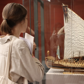 15-6-2023 Una jove visita la nova exposició 'Del gòtic al metavers' al Museu Marítim de Barcelona