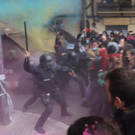 Carga policial junto al Bloc Llavors en Barcelona.