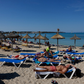 Turistas toman el sol en la playa de El Arenal en Palma de Mallorca. REUTERS/Juan Medina