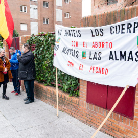 24/01/2022.- Varias personas cuelgan una pancarta contra el aborto con motivo de la reunión del presidente del Gobierno con el presidente de la Conferencia Episcopal Española. A. Pérez Meca / Europa Press