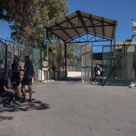 02/08/2024 Varias personas en la entrada del Centro de Estancia Temporal de Inmigrantes, a 2 de agosto de 2024, en Ceuta.