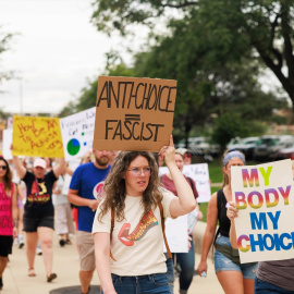 Imagen de archivo de una manifestación en contra de las restricciones al aborto implantadas en 2022, en Indiana.