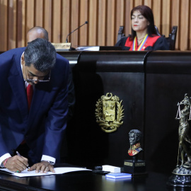 El presidente de Venezuela, Nicolás Maduro, durante un acto en el Tribunal Supremo de Justicia (TSJ), en Caracas (Venezuela) para iniciar el proceso de revisión de los resultados de las elecciones presidenciales. EFE/ Ronald Peña R