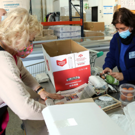 Voluntàries de la Plataforma d'Aliments de Manresa preparen lots per repartir.