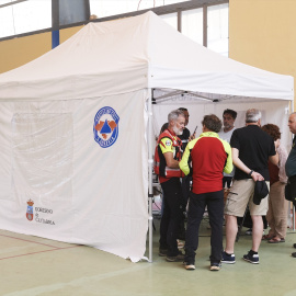 Familiares de los espeleólogos hablan con la Guardia Civil, en el Pabellón de La Gándara de Soba, a 24 de junio de 2024