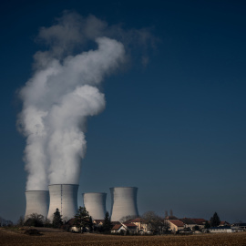 Una fotografía muestra el humo que sale de la planta de energía nuclear de Bugey el 25 de enero de 2022 en Saint-Vulbas, Francia.