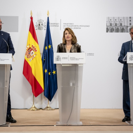 La ministra de Transportes, Movilidad y Agenda Urbana, Raquel Sánchez (c), entre el presidente del Principado de Asturias, Adrián Barbón (i), y el  de Cantabria, Miguel Ángel Revilla (d), tras una reunión en la sede del Ministerio. E.P./A. Pérez Mec