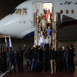 El presidente ruso, Vladimir Putin recibe a los prisioneros liberados tras el intercambio en el Aeropuerto Internacional de Vnukovo en Moscú.