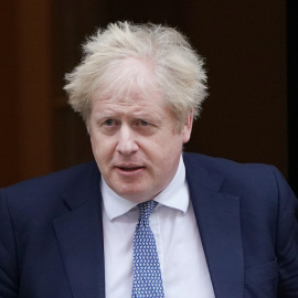 02/02/2022-El primer ministro del Reino Unido, Boris Johnson, frente al número 10 de Downing Street, Londres.