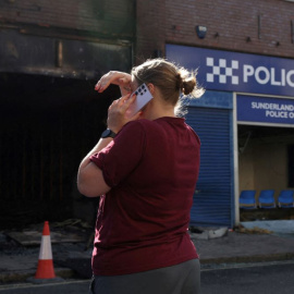 3 de agosto de 2024. Una mujer llamando a la oficina de Policía después de las protestas en Sunderland, el 3 de agosto de 2024.