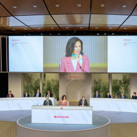 La presidenta del Banco Santander, Ana Botin, interviene durante la junta de accionistas de la entidad, en su sede corportativa en la localidad madrileña de Boadilla.