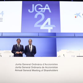 El presidente de Caixabank, José Ignacio Goirigolzarri (izqda), y el consejero delegado del banco, Gonzalo Gortázar, momentos antes del comienzo de la junta de accionistas de la entidad, en Valencia. EFE/Ana Escobar