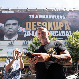 El líder de Desokupa, Dani Esteve, el día en el que la plataforma Desokupa ha desplegado una lona en Atocha contra el presidente del Gobierno, a 3 de julio de 2023, en Madrid (España).