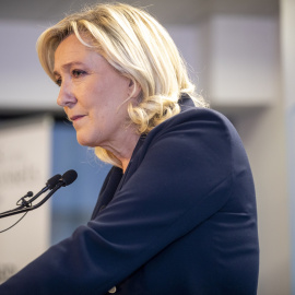 2/2/22-La líder de extrema derecha francesa Marine le Pen habla durante una conferencia de prensa en Bruselas, Bélgica (22/10/2021).