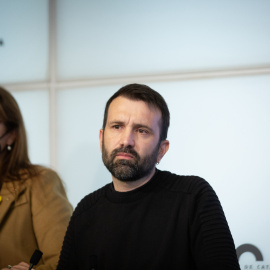 El diputado de la CUP, Pau Juvillà, comparece ante los medios de comunicación tras la resolución de la JEC sobre el escaño del diputado en la Cámara catalana, a 21 de enero de 2022, en Barcelona.