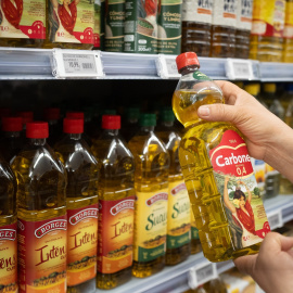 Varias botellas de aceite, a 21 de junio de 2024, en Barcelona, Catalunya (España). Imagen de archivo.