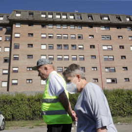 Dos ancianos pasean frente a la residencia de Las Gándaras, la mayor de Lugo, después de contabilizar un total de 49 positivos, a 17 de agosto de 2021, en Lugo.