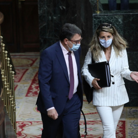 El portavoz del PNV en el Congreso de los Diputados, Aitor Esteban, habla con la ministra de Trabajo, Yolanda Díaz, tras una sesión plenaria en el Congreso, en Madrid (España), a 29 de julio de 2020.