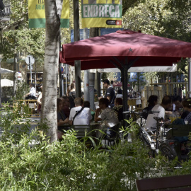 Imagen de archivo de una terraza de un bar en la calle Consell de Cent, a 8 de septiembre de 2023, en Barcelona, Catalunya.