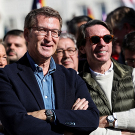 El presidente del PP, Alberto Núñez Feijoo, con el expresidente del Gobierno Jose María Aznar, en una concentración contra Pedro Sánchez, en la Plaza de España de Madrid, en enero de 2024. REUTERS/Isabel Infantes