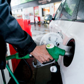 3/2/22-Una mujer pone gasolina a su vehículo en una gasolinera, a 17 de junio, en Madrid, (España).