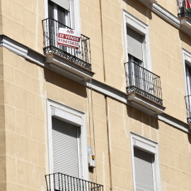 Cartel de ventar de una vivienda en Madrid. EFE/J.J.Guillen