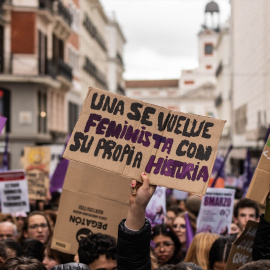 Pancarta durante una manifestación convocada por el Sindicato de Estudiantes por el Día Internacional de la Mujer, 8M, en la Puerta del Sol, a 8 de marzo de 2024, en Madrid (España).