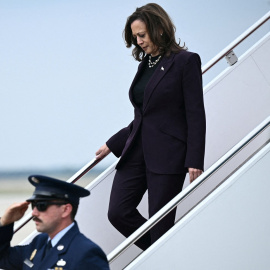 Foto de la candidata demócrata Kamala Harris llegando a la Base de la Fuerza Aérea Andrews, en Maryland, Estados Unidos, a 25 de julio de 2024.