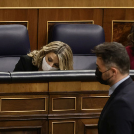 03/02/2022.- El portavoz de ERC en el Congreso, Gabriel Rufián, pasa por delante de la vicepresidenta segunda del Gobierno, Yolanda Díaz,  en el pleno del Congreso de este jueves. Eduardo Parra / Europa Press