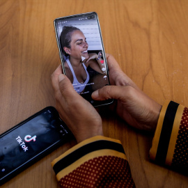 Foto de archivo de una persona mirando la red musical Tik Tok, en Madrid (España), a 22 de septiembre de 2020.