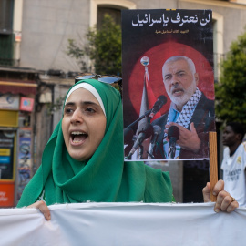 Un manifestante pro-Palestina sostiene un cartel con un retrato del líder de Hamás, Ismail Haniya, quien fue asesinado en Irán, que dice en árabe 'No reconoceremos a Israel' durante una protesta. Representantes de diferentes organizaciones pro-Palesti