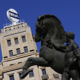 El logo del BBVA en lo alto de su antigua sede  en la Plaza de Cataluña de Barcelona. EFE/Quique García