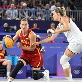 La jugadora española de baloncesto 3x3 Sandra Ygueravide trata la superar a la alemana Sonja Greinacher, en la final de los JJOO de París. REUTERS/Angelika Warmuth