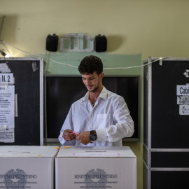 Un ciudadano vota en Italia durante unas elecciones generales.