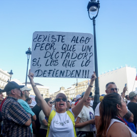 Varias personas durante una concentración contra Nicolás Maduro, en la Puerta del Sol, a 3 de agosto de 2024, en Madrid (España).