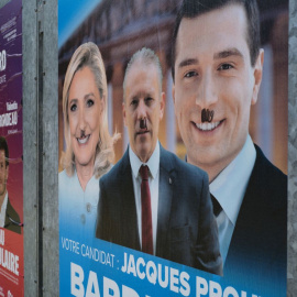 Carteles de campaña de Marine Le Pen y Jordan Bardella, candidatos de la extrema derecha en Francia.