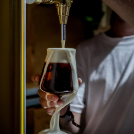 Foto de archivo de una cerveza negra de barril tirada en copa de cristal durante el Gran Festival de la Cultura Cervecera de España, en la Feria de Madrid IFEMA, a 28 de mayo de 2022, en Madrid.